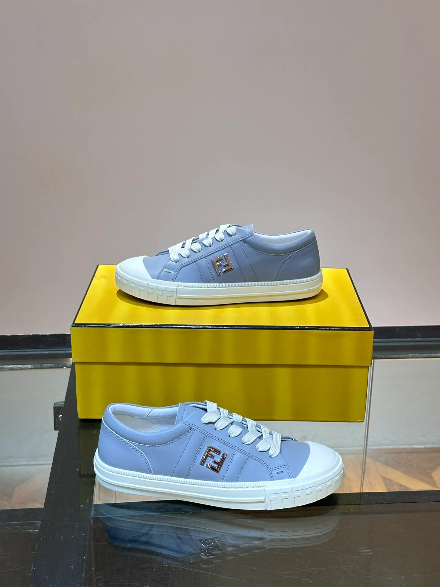 Men's Men's Shoes 💰380 [New Style] 🍿🍿Fendi Fendi Casual Sneakers Skateboard Shoes, the new Domino sneakers have become a favorite shoe. For those who want to create a simple and FENDI-characteristic look, this shoe is the perfect choice. Because this sneaker is one of the most cost-effective among FENDI's entry-level sneakers, it provides a great opportunity to attract and attract all customers who love easy and comfortable everyday sneakers. Size: 38-45 (men’s size 38.45 customized)